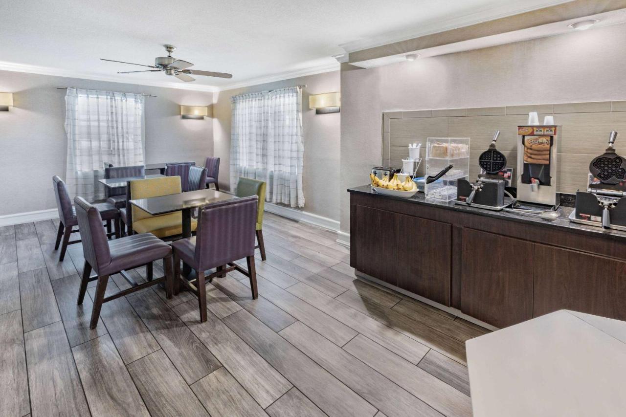 La Quinta By Wyndham I-35 Hotel