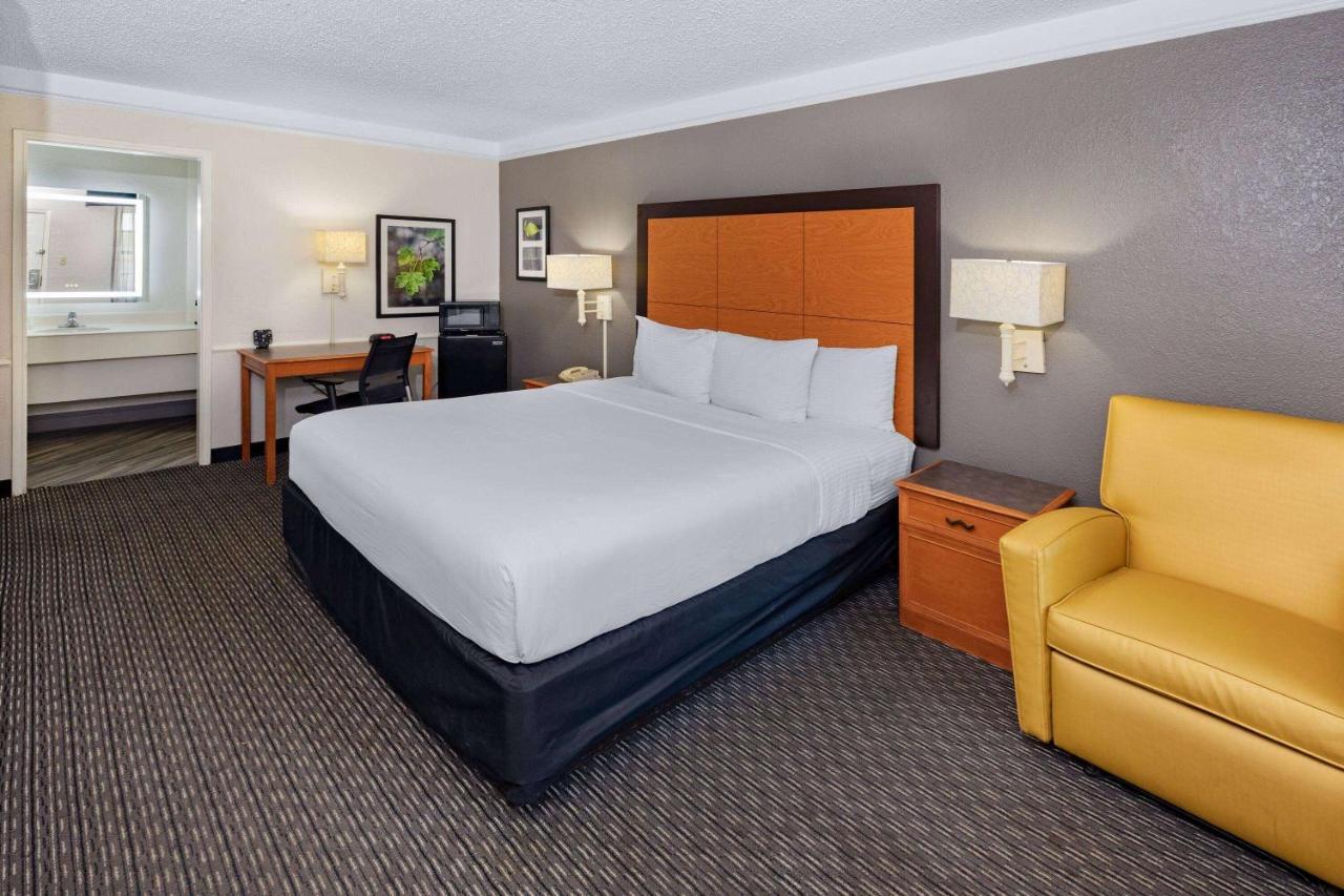 La Quinta By Wyndham I-35 3*